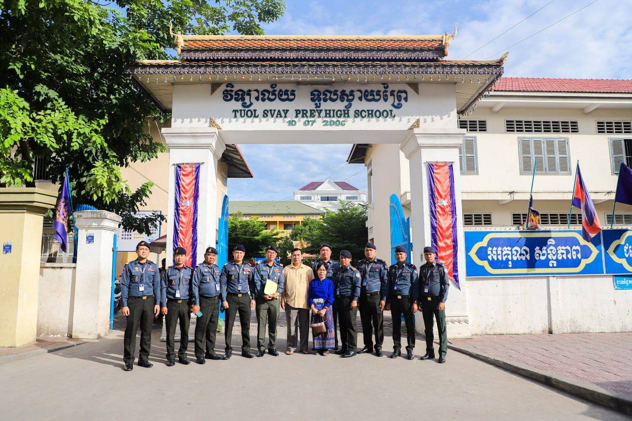 ក្រុមការងារអាវុធហត្ថរាជធានីភ្នំពេញ បន្តចុះធ្វើការផ្សព្វផ្សាយតាមសាលា ស្តីពីបញ្ហាក្មេងទំនើង និងបញ្ហាគ្រឿងញៀន!