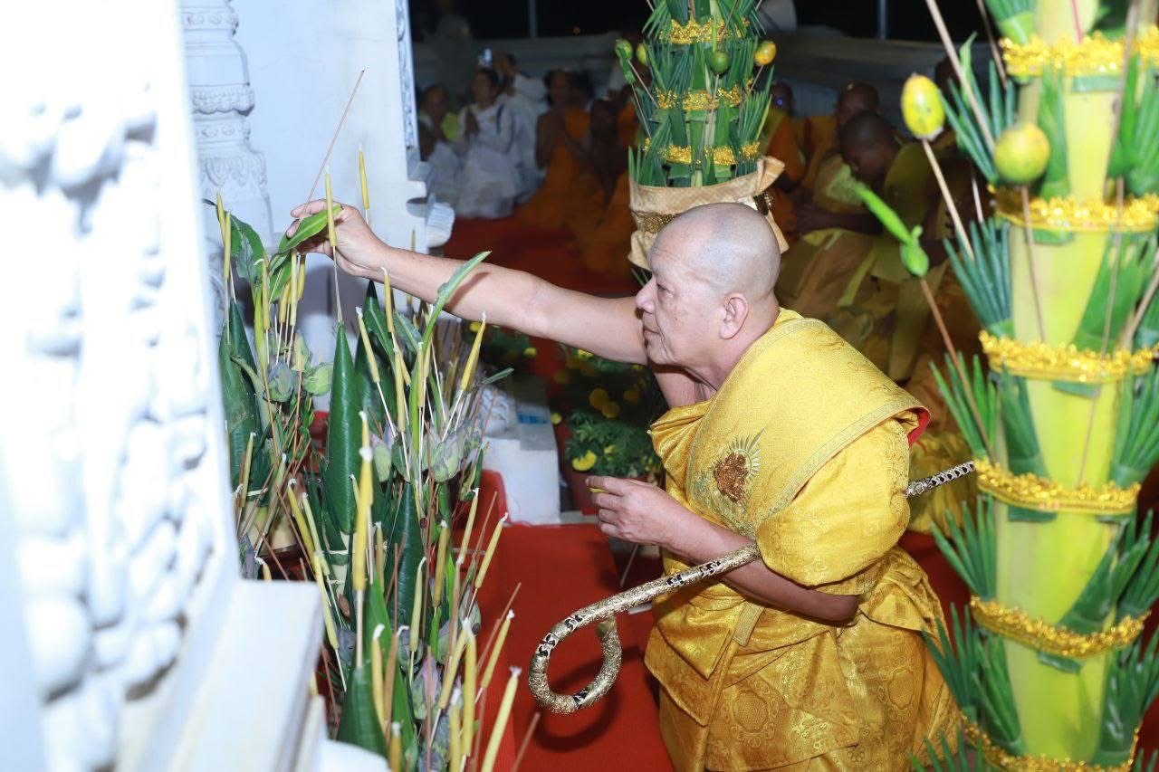 សម្តេចព្រះឧត្តមបញ្ញា កិត្តិបណ្ឌិត ដូង ផង់ ដឹកនាំព្រះសង្ឃ ពុទ្ធបរិស័ទ ដង្ហែរធម្មយាត្រាជុំវិញមហាសក្យមុនីចេតីយ ក្នុងឱកាសបុណ្យមាឃបូជា