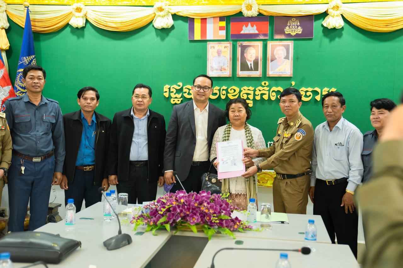 លោក សុំ មនោរម្យ នាយករងខុទ្ទកាល័យ និងលោក ស្រី សុភ័ក្ត្រ អភិបាលរងខេត្តកំពង់ចាម បានដឹកនាំកិច្ចប្រជុំសម្របសម្រួល និងដោះស្រាយបញ្ចប់ករណីវិវាទដីធ្លី ស្ថិតក្នុងភូមិថ្នល់បែកកើត ឃុំស្វាយទាប ស្រុកចំការលើ ខេត្តកំពង់ចាម