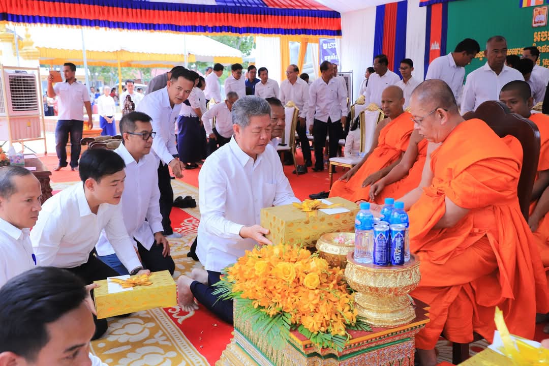ក្នុងពិធីបញ្ចុះខណ្ឌសីមា និងសម្ពោធសមិទ្ធផលនានា ក្នុងវត្តសំរោងធំ ហៅវត្តសំរោងក្អែរ” នៅស្រុកកៀនស្វាយ