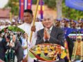 សម្ដេចអគ្គមហាសេនាបតីតេជោ ហ៊ុន សែន ប្រធានព្រឹទ្ធសភា នៃព្រះរាជាណាចក្រកម្ពុជា អញ្ជើញដង្ហែព្រះករុណាព្រះបាទសម្ដេចព្រះ បរមនាថ នរោត្តម សីហមុនី ព្រះមហាក្សត្រ នៃព្រះរាជាណាចក្រកម្ពុជា យាងក្នុងព្រះរាជពិធីច្រត់ព្រះនង្គ័ល ឆ្នាំ២០២៥ នៅខេត្តកំពង់ឆ្នាំង