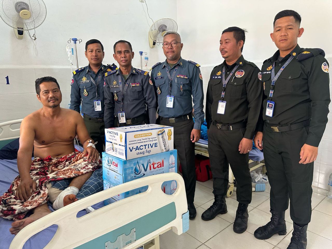 ក្រុមការងារ អាវុធហត្ថខណ្ឌ៧មករា ចុះសួរសុខទុក្ខសមាជិក ដែលជួបគ្រោះថ្នាក់ចរាចរណ៍ កំពុងសម្រាកព្យាបាលនៅមន្ទីរពេទ្យ!